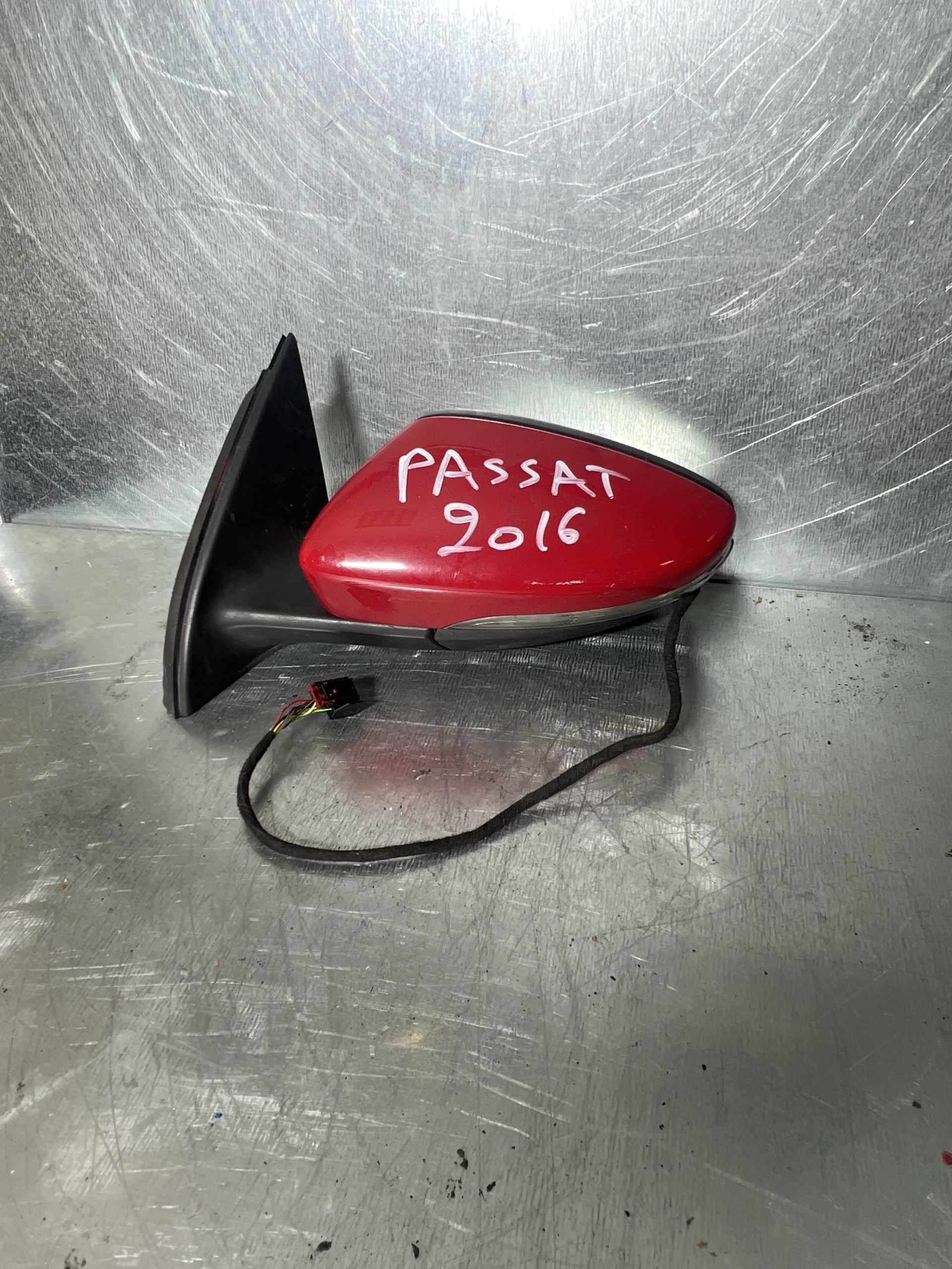 Vw Passat B7 Außenspiegel links Rot Umfeldbel. - OEM