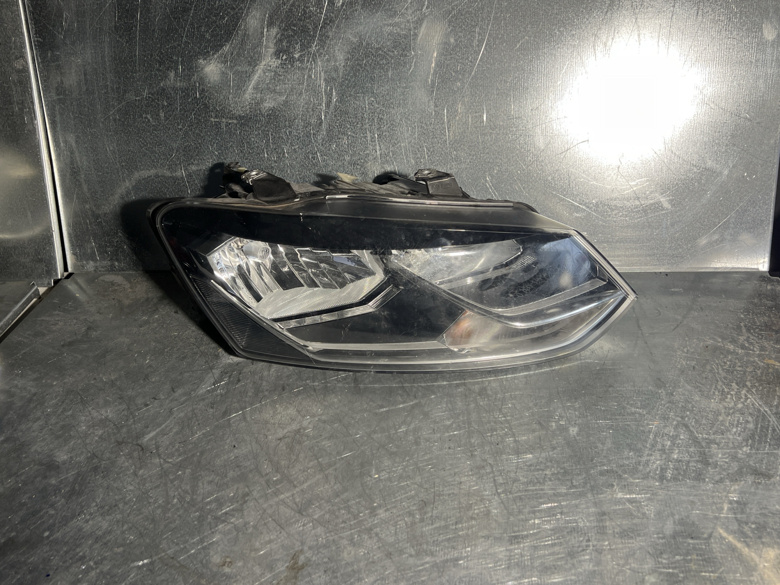 VW POLO 6C Scheinwerfer links Halogen 6C1941005