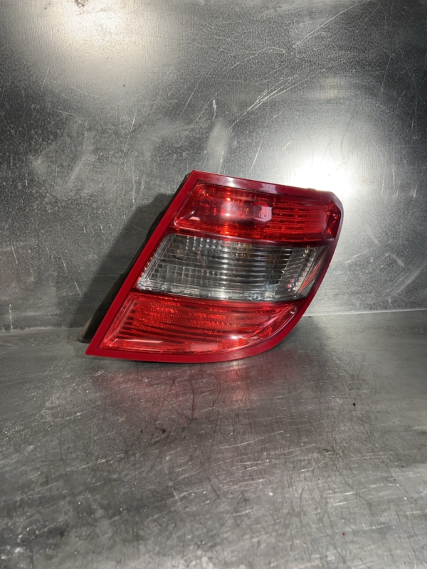 Mercedes W204 Kombi Rückleuchte links + Fassung A2048203864