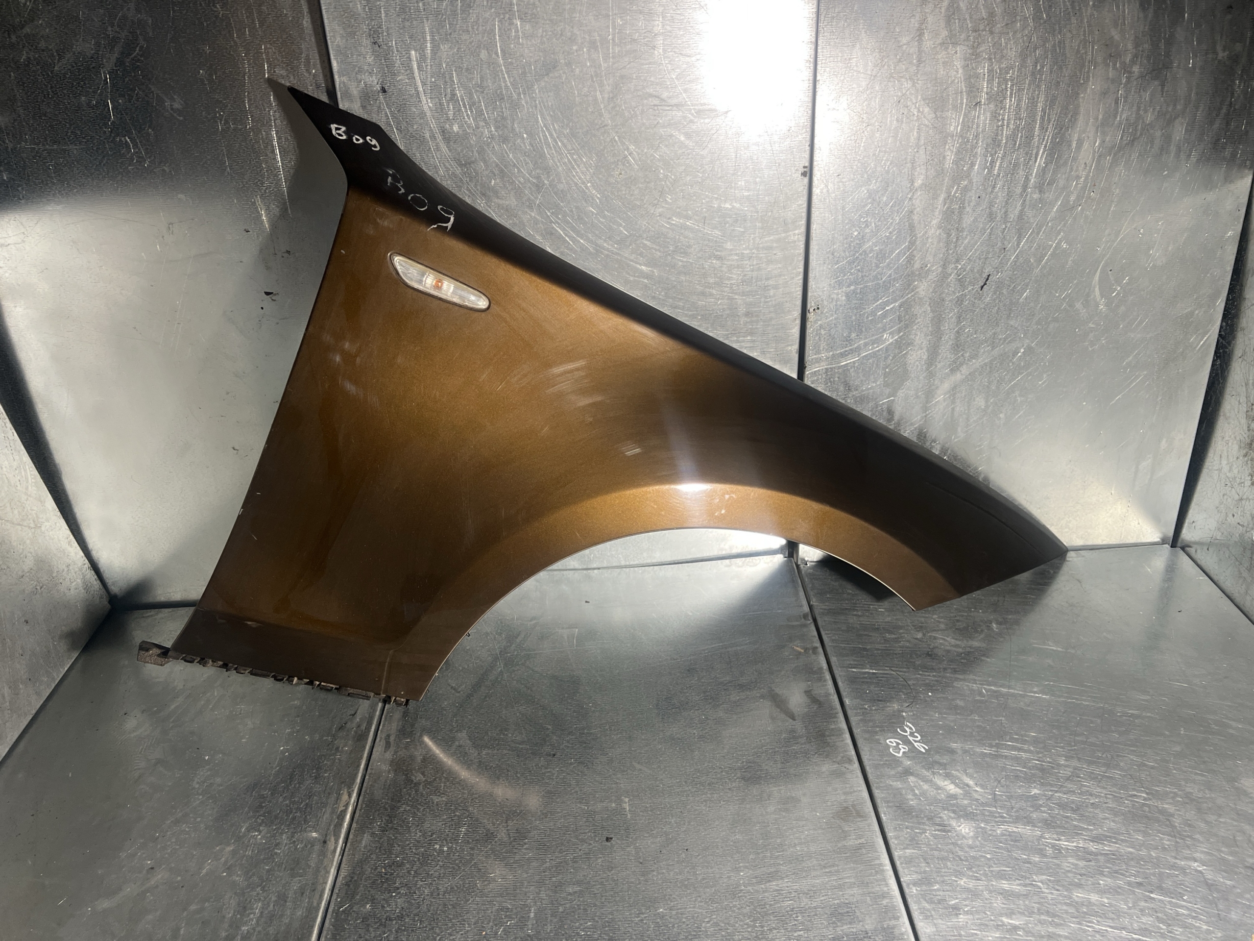 BMW E87 2010 1er Kotflügel rechts Braun B09